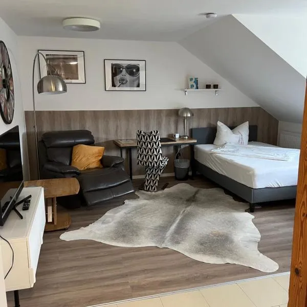 Große gemütliche Ferienwohnung mit Klimaanlage, Parkplatz inklusive TOP !, hotel in Fürth