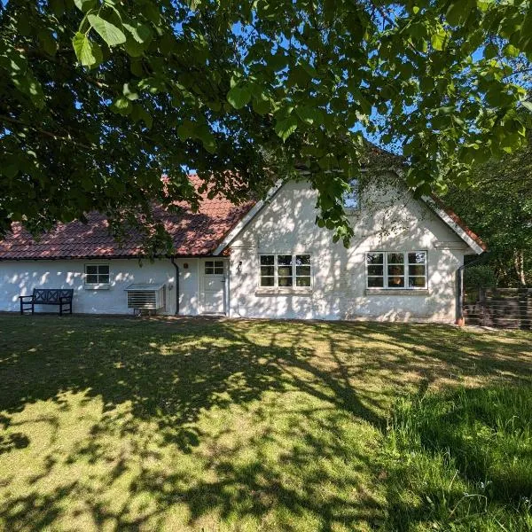 Family-Friendly Coastal Cottage, hotel a Henne