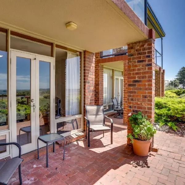By The Sea Beachfront Apartment Wifi, hotel in Encounter Bay