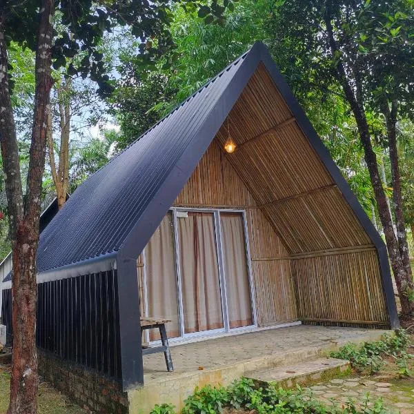 "D'BAMBOO KAMP" Desa Wisata Ekang, hotel di Sebungsungai