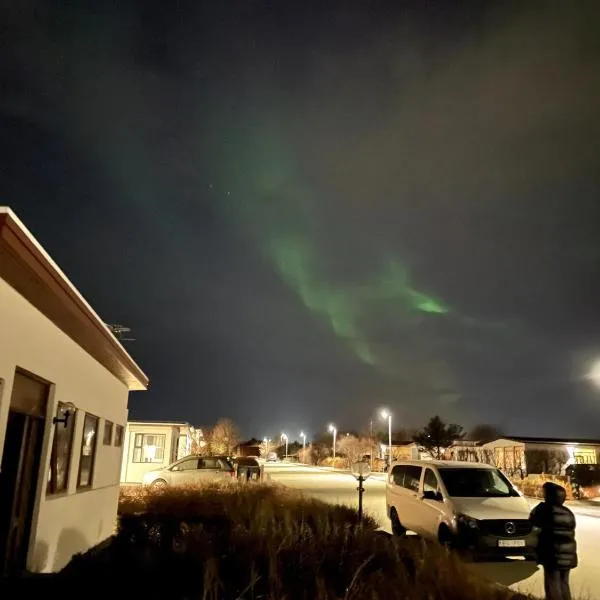 3BR Keflavík Home, 8 Min to Airport Sleeps 6, hotel in Keflavík