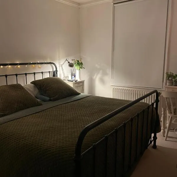 3 Bed Home Sleeps 6 Free parking, hotel v destinaci Portslade