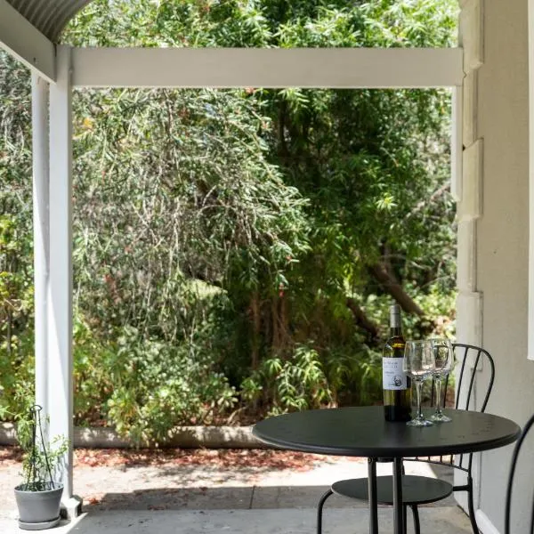 Trail Side Cottage, hotel in Clare