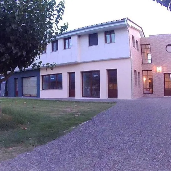 Εν Αγρια, ξενοδοχείο στην Αγριά