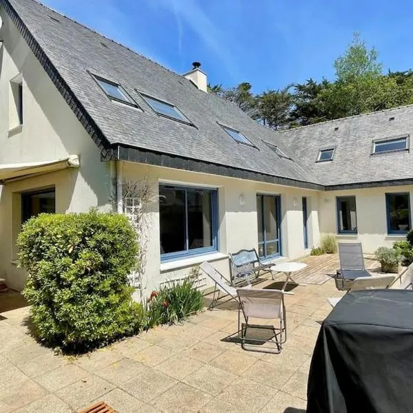Port Manec'h, superbe maison au dessus de la plage – hotel w mieście Névez