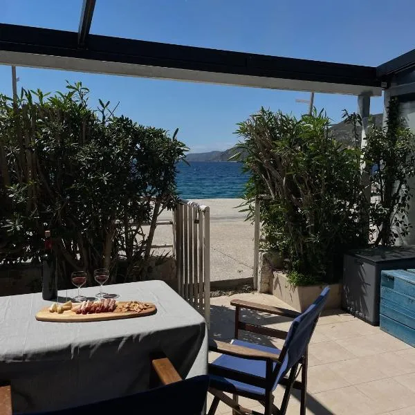 Sea La Vie - Beachfront Retreat, hotel v destinaci Loutraki