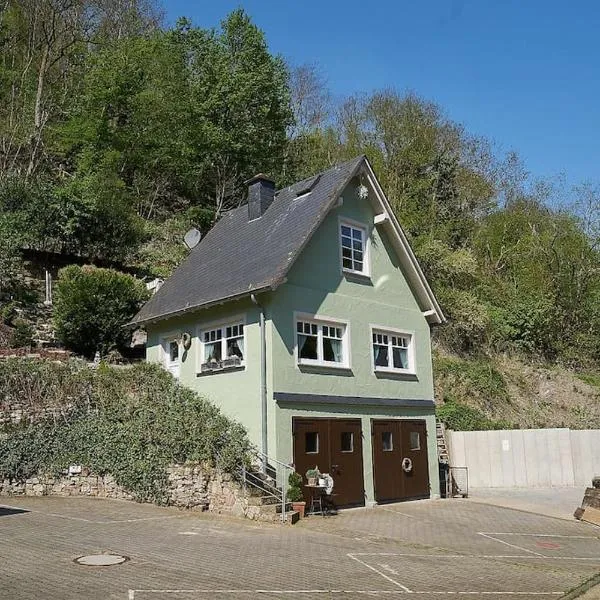 Ferienhaus mit Whirlpool und Sauna, hotel in Bernkastel-Kues