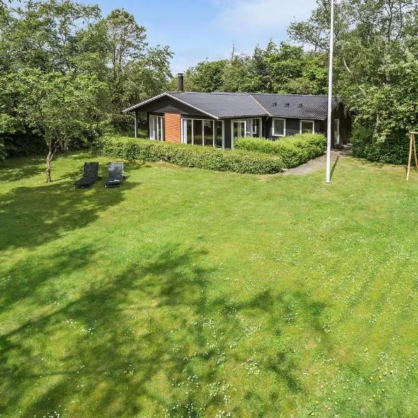 3 Bedroom Pet Friendly Home In Højslev, hotel i Højslev