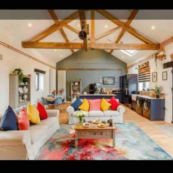 Tank Barn at Brook House, Nestled in the Welsh Hills, a delightful retreat, hótel í Welshpool