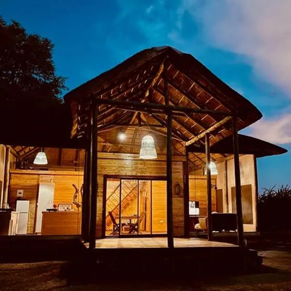 King Bed Hippo Lagoon Off Grid, hotel v mestu Maun