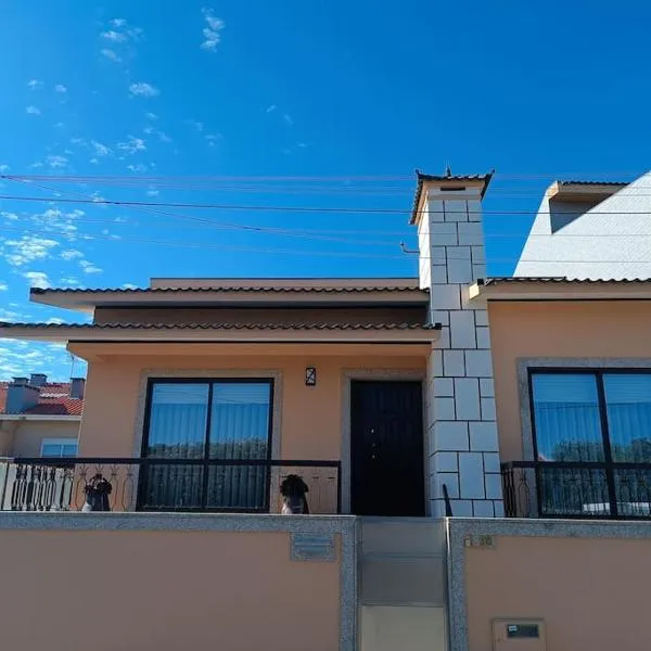Casa da Mimosa, a 100 metros da praia de Vila Chã, hotel in Vila Chã