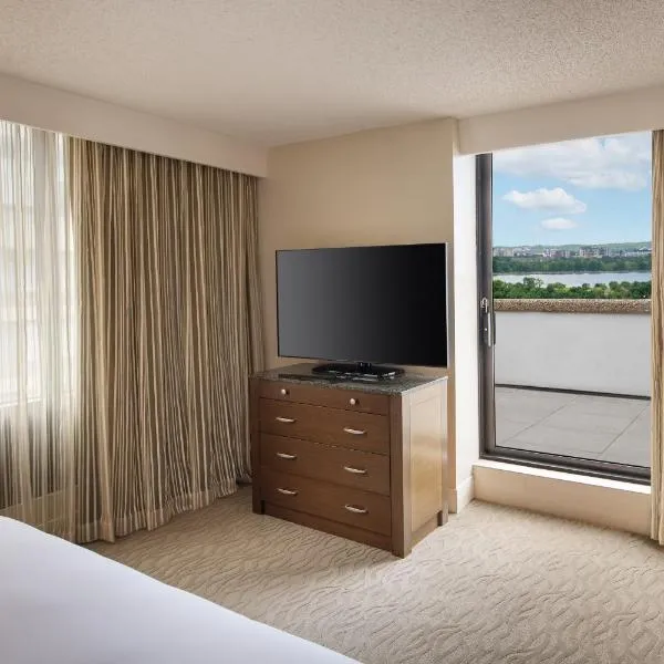 DoubleTree by Hilton Washington DC – Crystal City, hotel in National Harbor