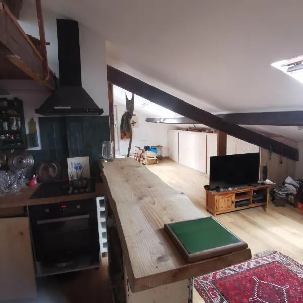 Loft cosy et lumineux à Paris,Les Lilas dans un quartier convivial proche du métro 11 "Mairie des Lilas" et du tram T3b "porte des Lilas" โรงแรมในบันโยเล่