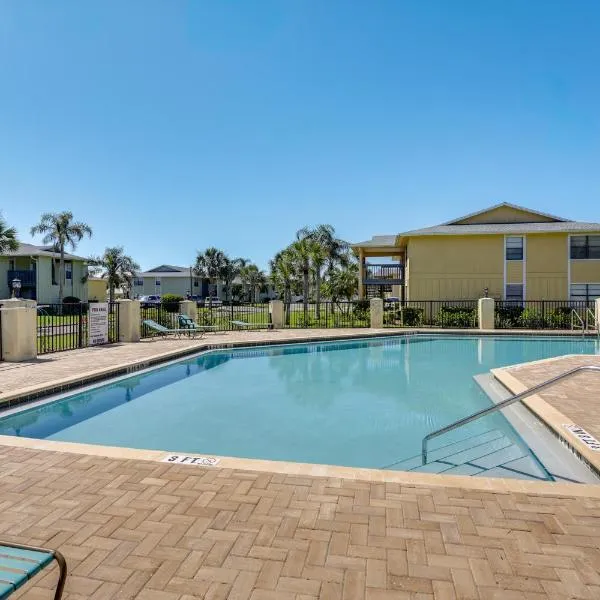 Walk to Pier St Augustine Beach Condo with Balcony!, hotel in Saint Augustine Beach