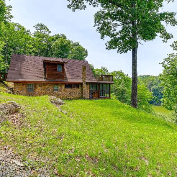 Peaceful South Holston Lake Cabin w/ Dock & Deck!, hotel a Abingdon