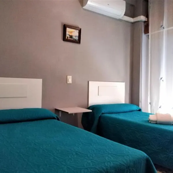 Vacansis Habitaciones de Hostal a Primera linea de playa en Cullera、クリェラのホテル