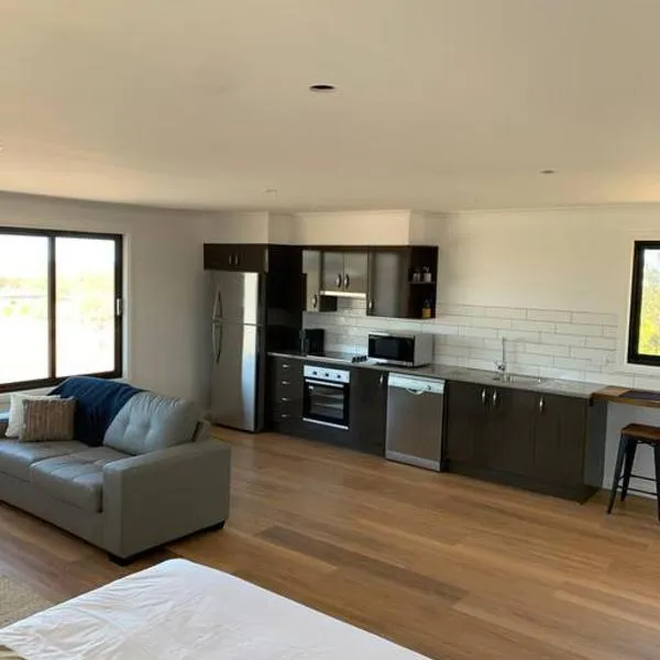 Modern studio with fabulous views, hotel in Guyra