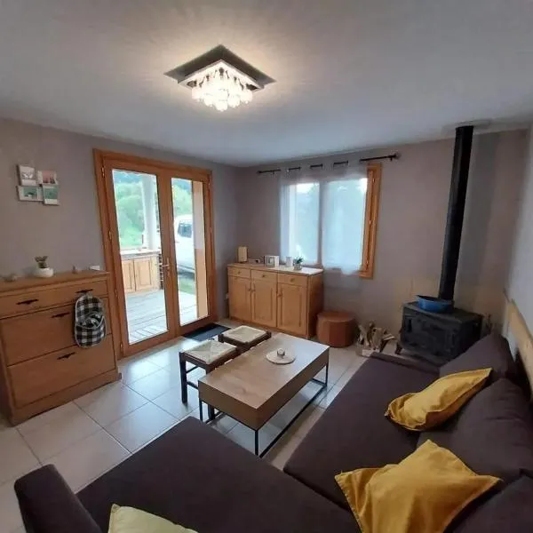 Appartement cosy à Les Belleville 48 m² avec terrasse privée – hotel w mieście Planvillard