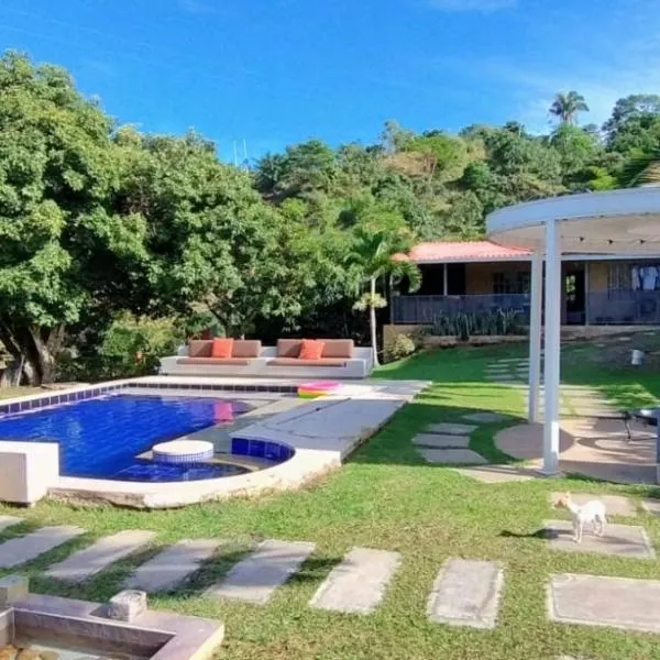 Finca los mangos, hótel í La Mesa