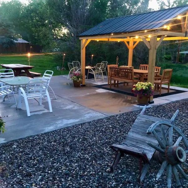 Let's Go ! Fisherman, Families, Pools One Minute From Your Door, Comfort, Location Perfect, Amenity-Rich, Pup Friendly, Discover An Exceptional Wyoming Stay, Thermopolis River Walk Home at Hot Springs State Park, 'Where Families and Fisherman Stay', hotel v destinaci Thermopolis