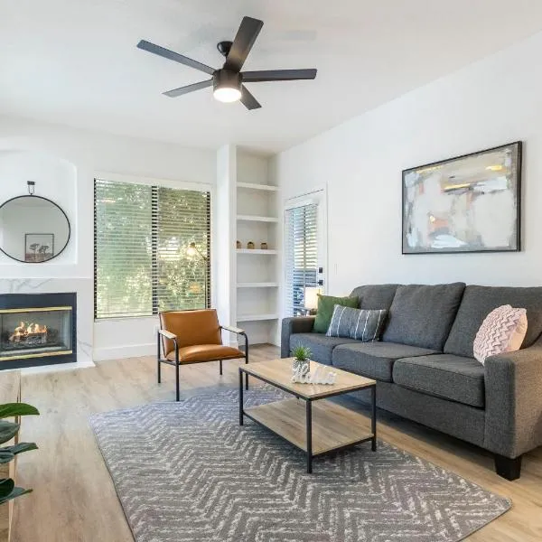 2BR CozySuites at Kierland Commons with pool #11, hotel in Scottsdale