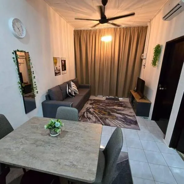 Trio Homestay at Tanah Merah, hotel v destinaci Tanah Merah