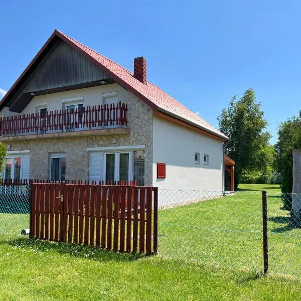 Lukács nyaralóház, Hotel in Balatonfenyves