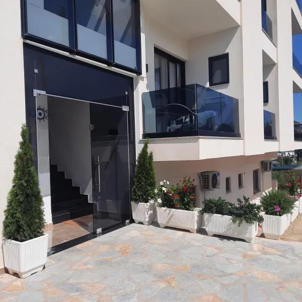 HOTEL RENATO, מלון בקסאמיל