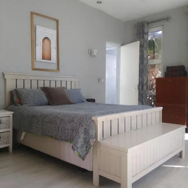 Blue Oasis 2 Sleeper Studio- Garden suite, hotel in Benoni