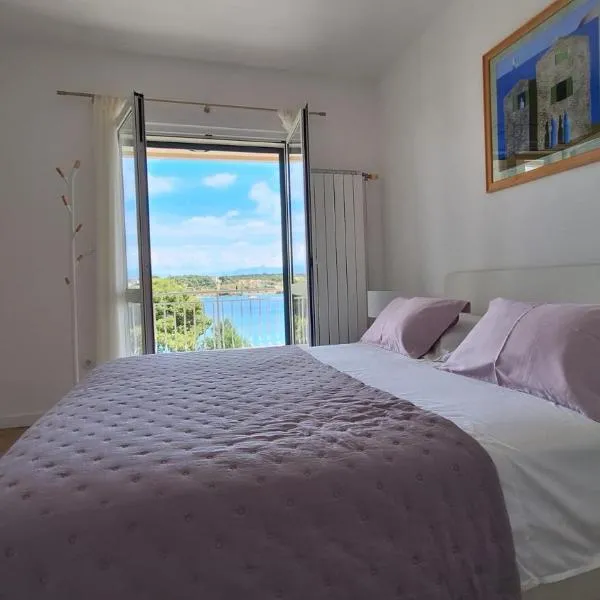 Ceratonia Apartments, хотел в Ловище