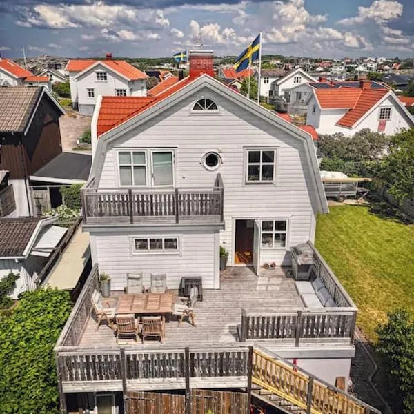 Lovely south-facing patio with grill, hotel em Hönö