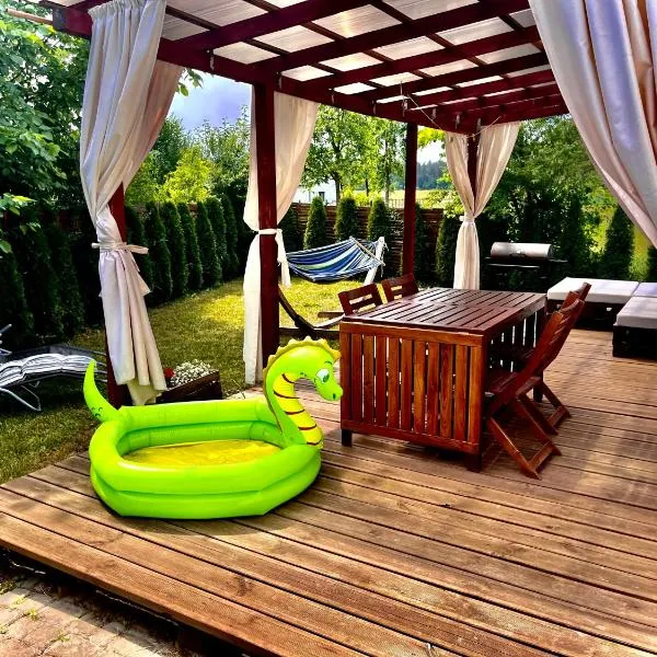 Apartament z tarasem w sercu mazur z prywatną plażą, hotel in Regiel
