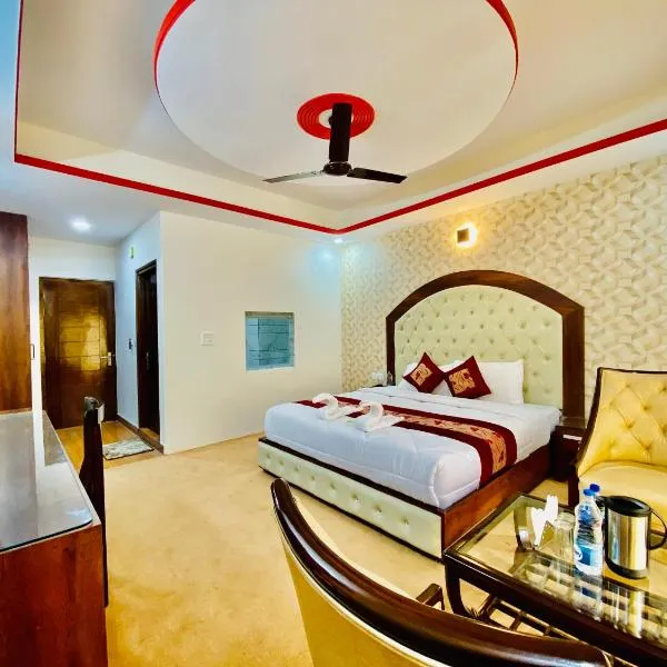 Hotel Radian regency - Family Vacations - Tasty Food - Parking Space and Top Rated Property in KUFRI, hotel en Pāīn Kūfar