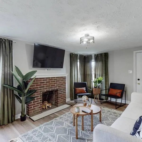 Touchdown Bungalow-Charming HOF Village Home, hotel v destinaci Canton