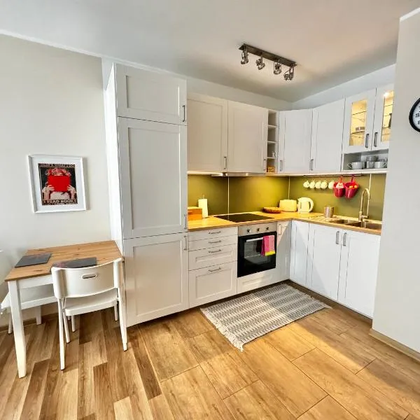 Różana Apartment with Parking, hótel í Ząbki