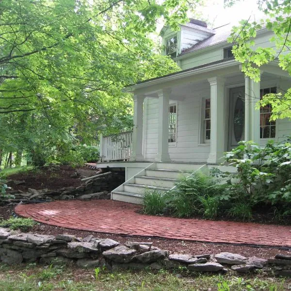 Private setting on country farm near Rhinebeck, hotel em Clinton Corners
