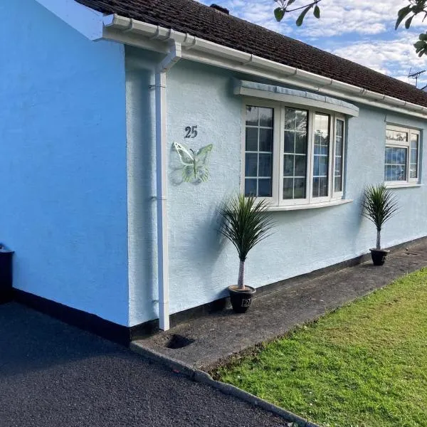 2 Bed Bungalow -25 Gower Holiday Village - Dog Friendly, hotel in Swansea