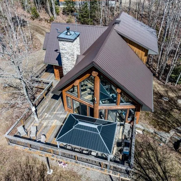 Chalet bois rond avec spa, foyer et nature privée, hotel din Mandeville