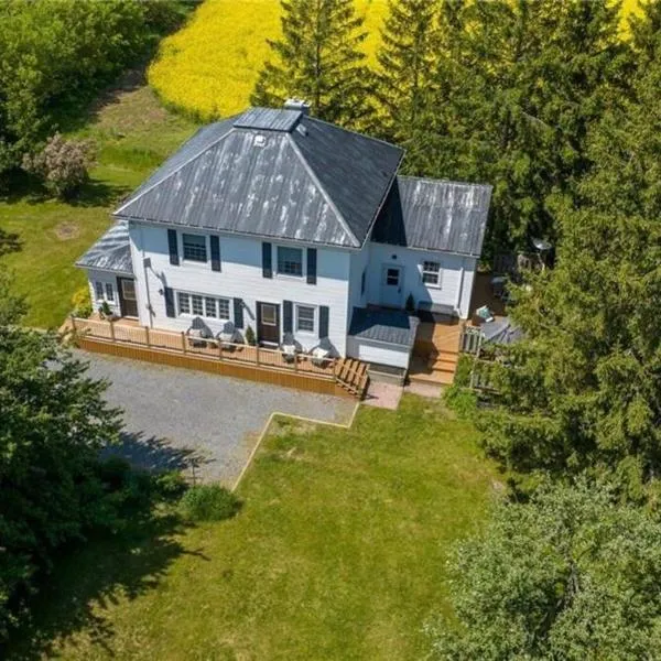 Golden Field Farmhouse - stayinpec on IG, hotel v destinaci Bloomfield