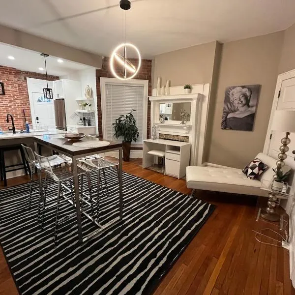 2 BR Totally Renovated and Chic, ξενοδοχείο στο Κολόμπους