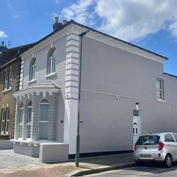The Lux Ville, Stunning 6 Bedroom Home in London, hotel in Plumstead