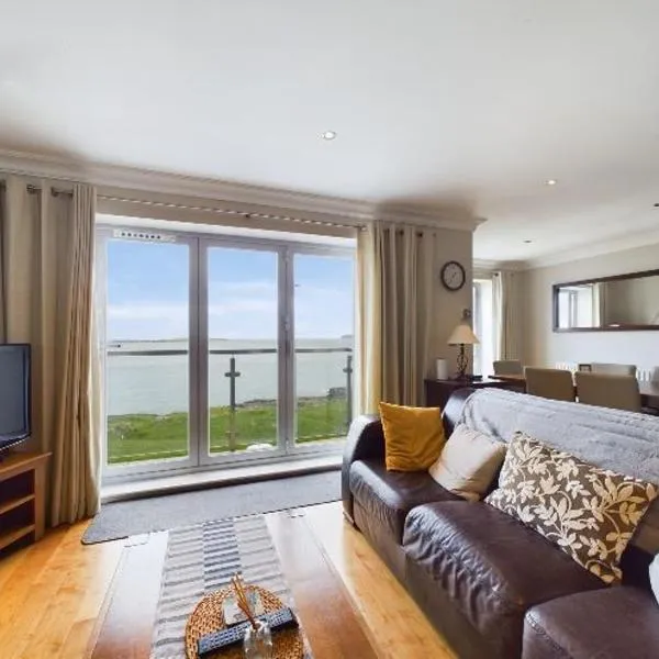 Cosy 3 bedroom apartment in central Portrush with sea views, khách sạn ở Portrush