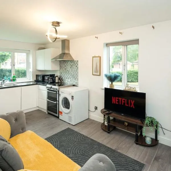 Cozy Retreat Near Heathrow Airport, hotel in Feltham