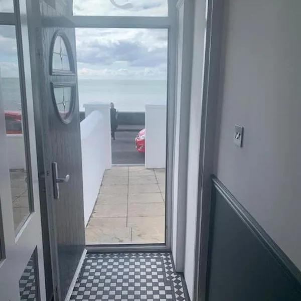 Seafront folkestone Sandgate channel tunnel - 5 star property Sleeps 12, hotel v destinaci Sandgate