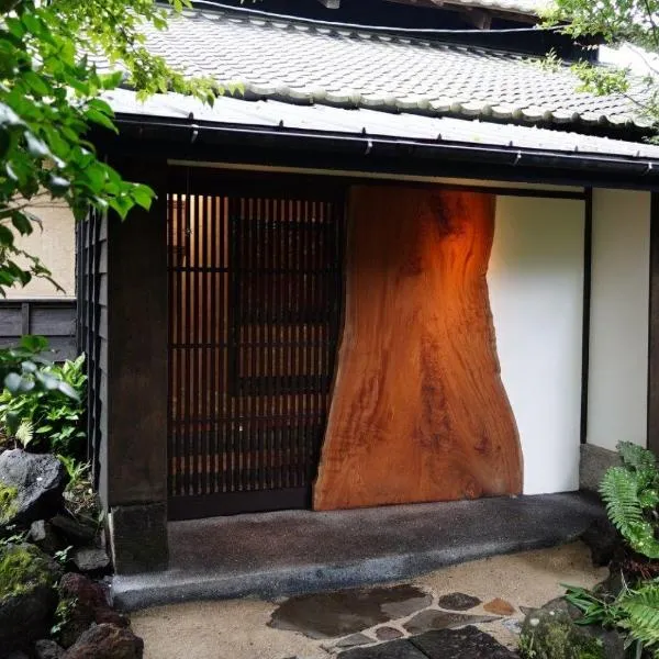 寝室から一望できる阿蘇山の絶景!!築200年の歴史ある米蔵をリノベーションした一棟貸しの宿, hotel en Bōchū