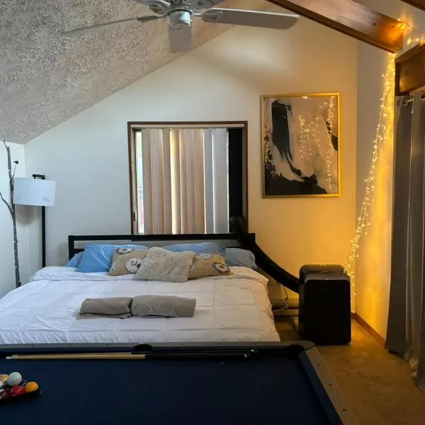 Ambiance - KING BED Cabin Loft & Fireplace, hotel en Canadensis