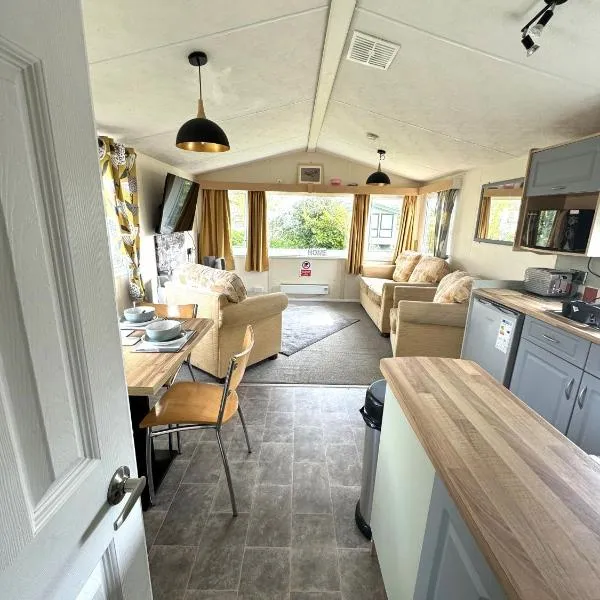 Revamped & Upgraded 6 Berth Static Caravan on Southview Skegness、Firsbyのホテル