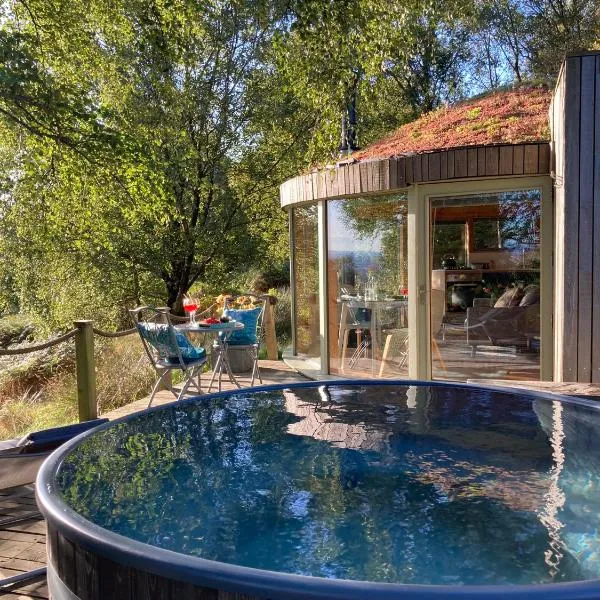 Luxury romantic Roundhouse and hot tub for two, hotell i Kirkintilloch