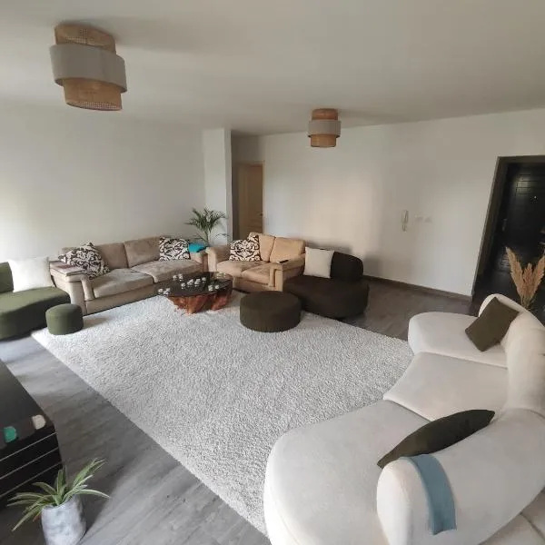 Luxurious 2 bedroom modern garden apartment Available ensuite private bedroom or whole flat privately, hotel en New cairo