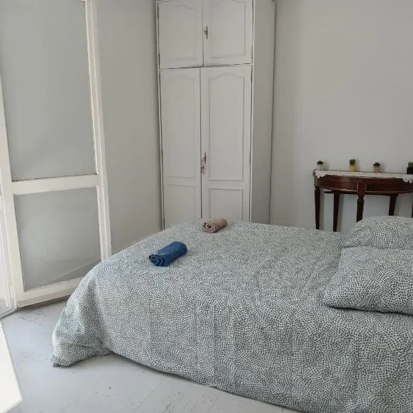 chambre double lumineuse Paris centre deux pas du métro